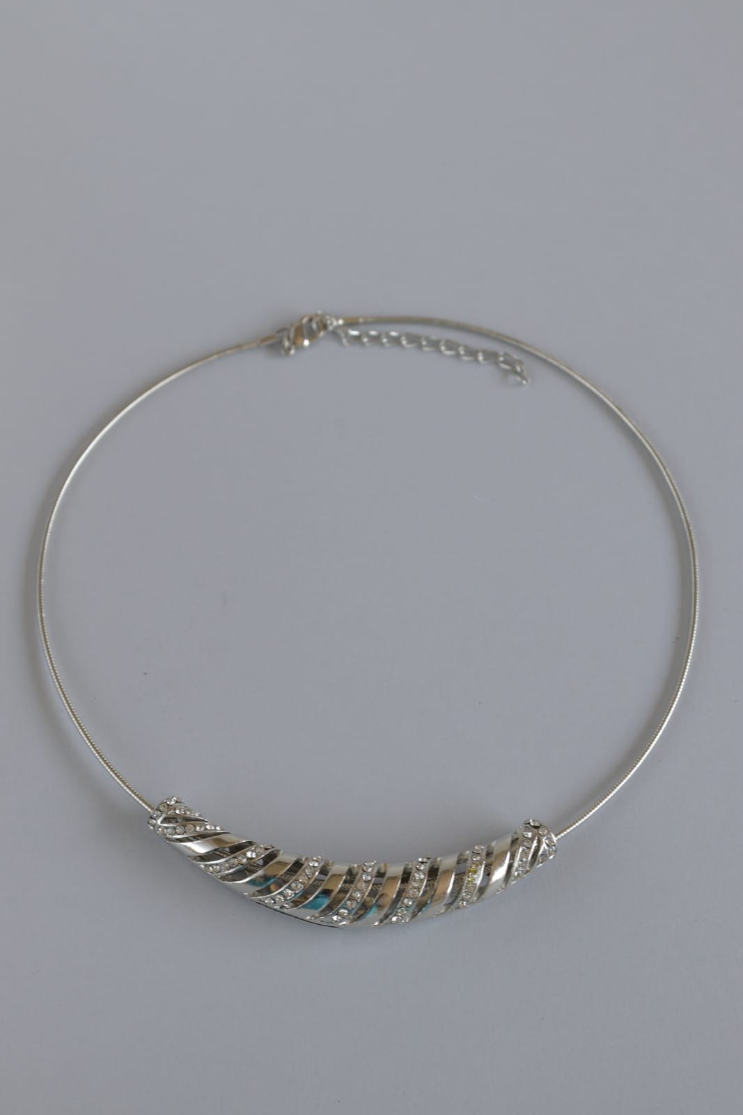 Silver Choker Necklace With a Swirl Pendant - Kila Online Shop
